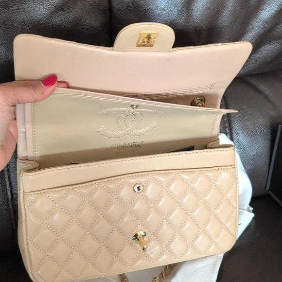 CHANEL Beige Quilted Leather Flap Bag - Picture 3 of 4